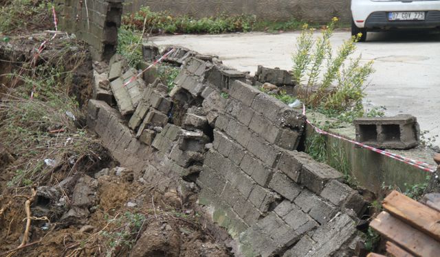 Serik'te sağanak nedeniyle inşaat alanında toprak kayması yaşandı