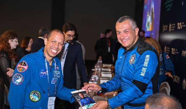 Uluslararası Uzay Kongresi'nde astronotlar imza etkinliğinde ziyaretçilerle buluştu