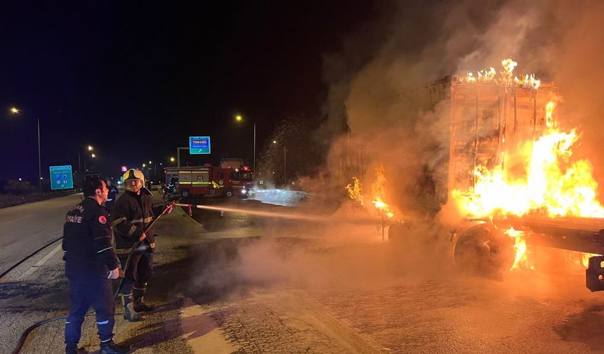 Adana'da çikolata yağı yüklü tırda çıkan yangın söndürüldü
