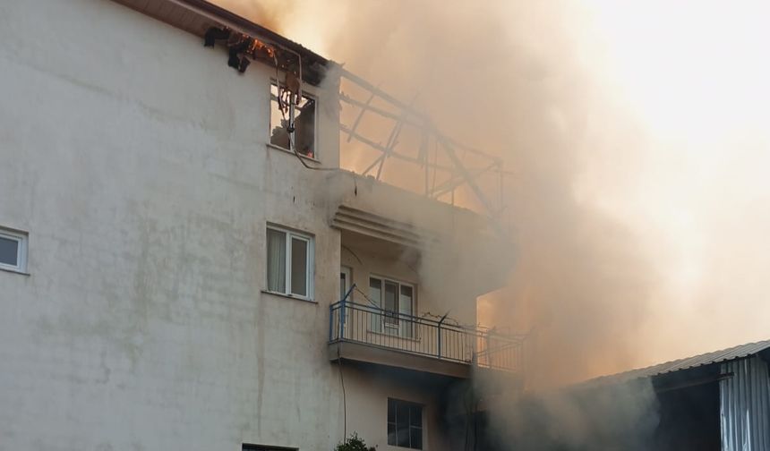 Burdur'da samanlıkta çıkan ve binaya sıçrayan yangın söndürüldü