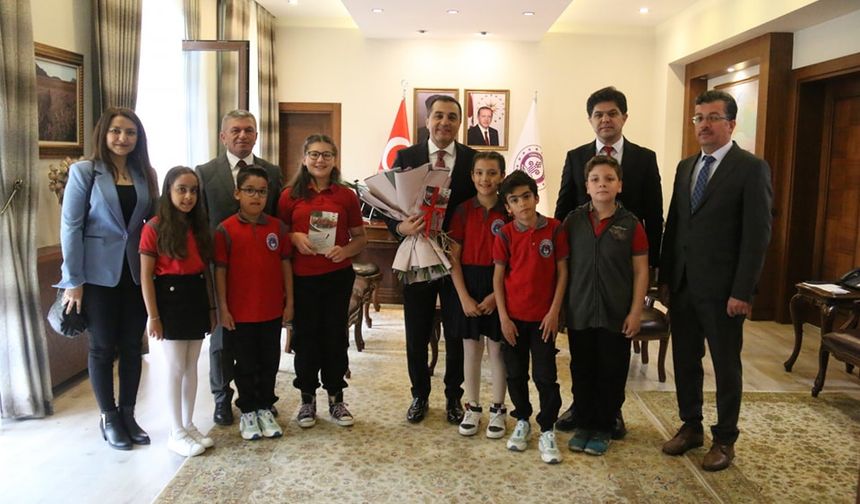 Vali Öksüz, 23 Nisan Ulusal Egemenlik ve Çocuk Bayramı'nda makamını öğrenciye devretti