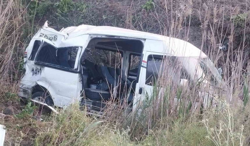 Tarım işçilerini taşıyan minibüs devrildi: 14 hafif yaralı