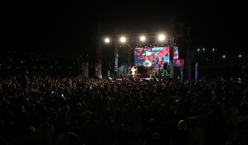 Hatay'da Gençlik Festivali'nde Gülden konser verdi
