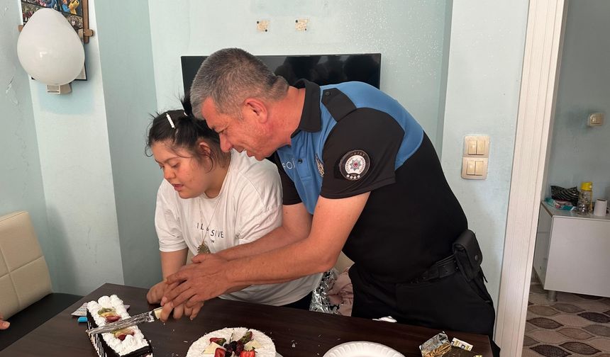 Hatay'da polis ekiplerinden Down sendromlu gence doğum günü sürprizi