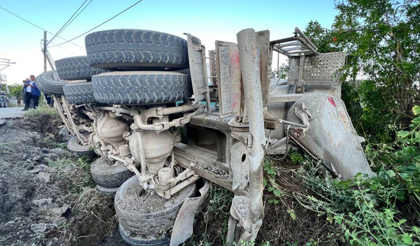 Hatay'da yolun çökmesi sonucu beton mikserinin sürücüsü yaralandı