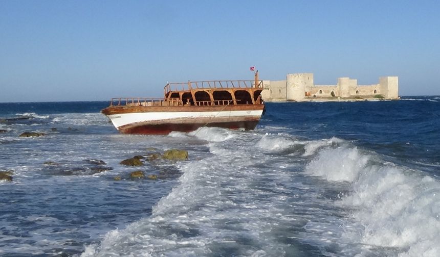 Mersin'de kuvvetli rüzgar nedeniyle sürüklenen yolcu teknesi karaya oturdu