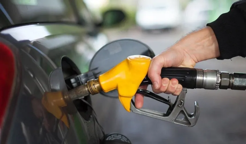 Benzin litre fiyatı 2 TL aşağı çekildi