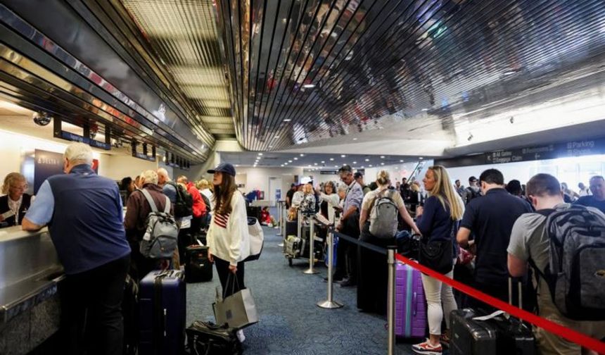 İngiltere'de Havalimanlarında Kaos: 50.000 Yolcu Beklenmedik Yerlerde Uyandı