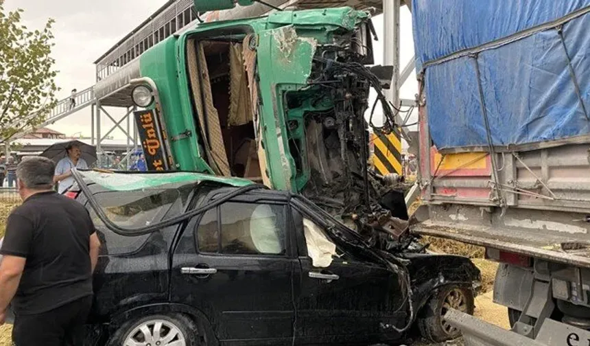 Afyonkarahisar'da Zincirleme Trafik Kazası: 2 Ölü, 12 Yaralı