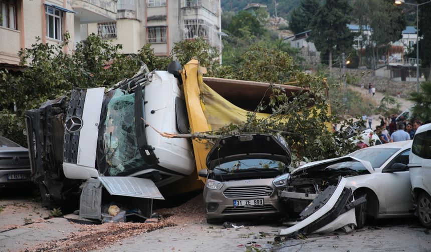 GÜNCELLEME - Hatay'da hafriyat kamyonunun 9 araca çarpması sonucu 5 kişi yaralandı