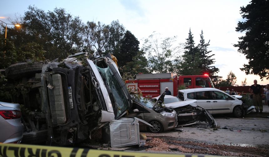 Hatay'da hafriyat kamyonunun 7 araca çarpması sonucu 5 kişi yaralandı