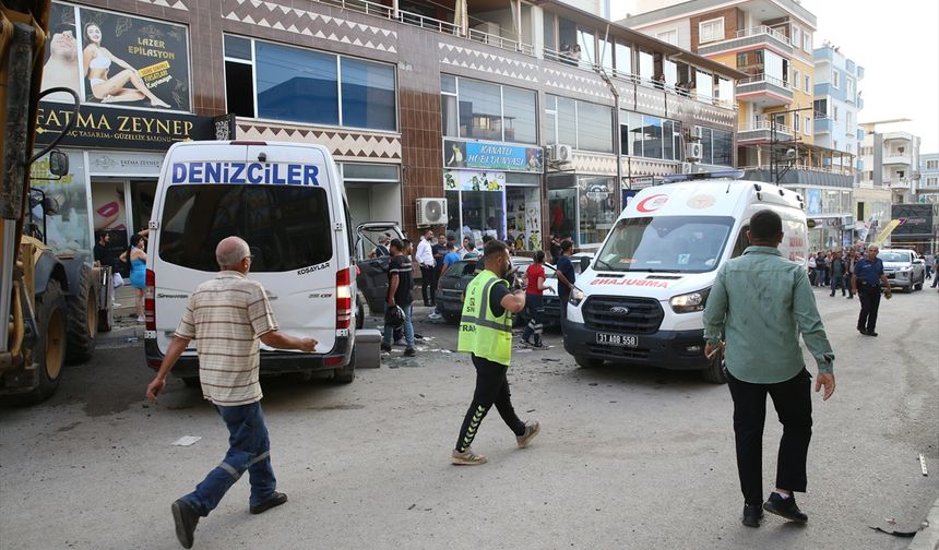 Hatay'da freni arızalanan iş makinesinin 7 araca çarpması sonucu 8 kişi yaralandı