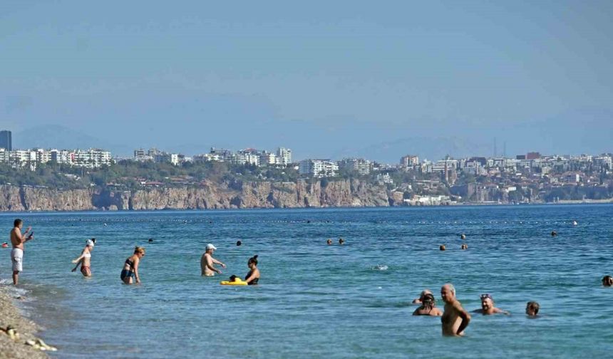 Antalya’dan ekim sonunda yaz ayı tadında ’kıskandıran’ görüntüler