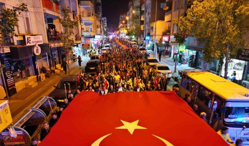 Mersin Erdemli’de binlerce kişi meşaleli bayrak yürüyüşüne katıldı