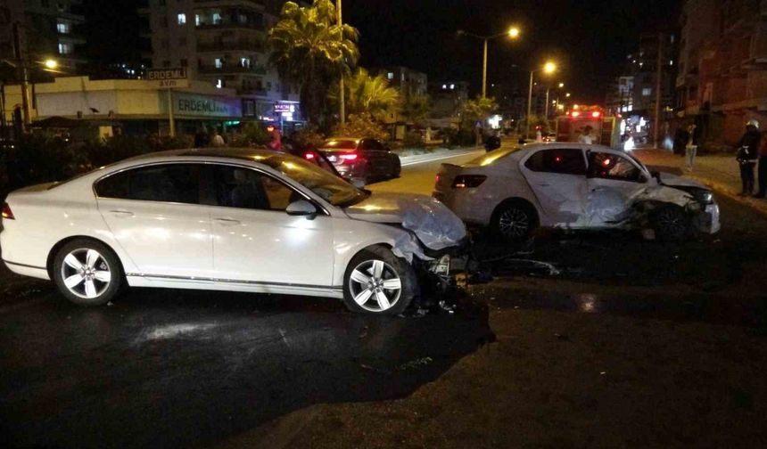 Motosikletle çarpışan otomobil karşı şeride geçip araca çarptı: 4  yaralı