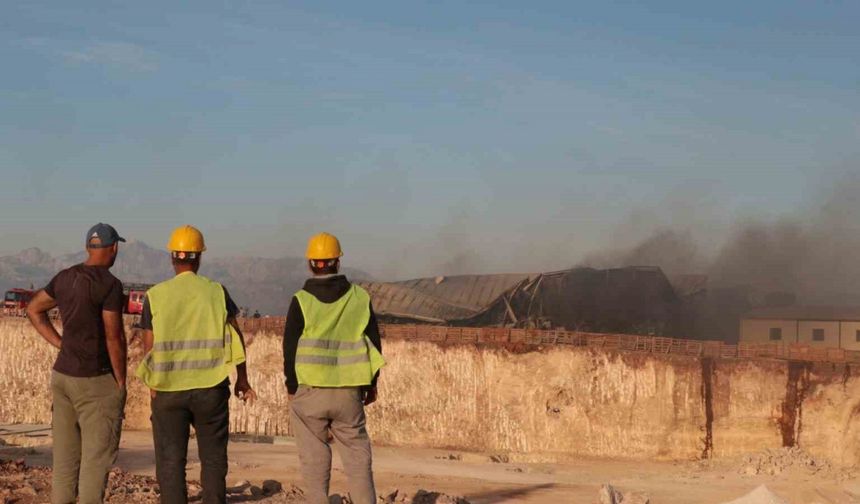 Otluk alan yangını işçilerin kaldığı yatakhaneyi kül etti: İşçiler canını zor kurtardı