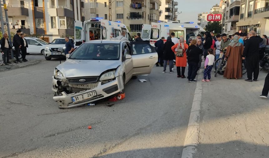 Hatay'da otomobilin çarptığı motosikletteki 3 kişi yaralandı