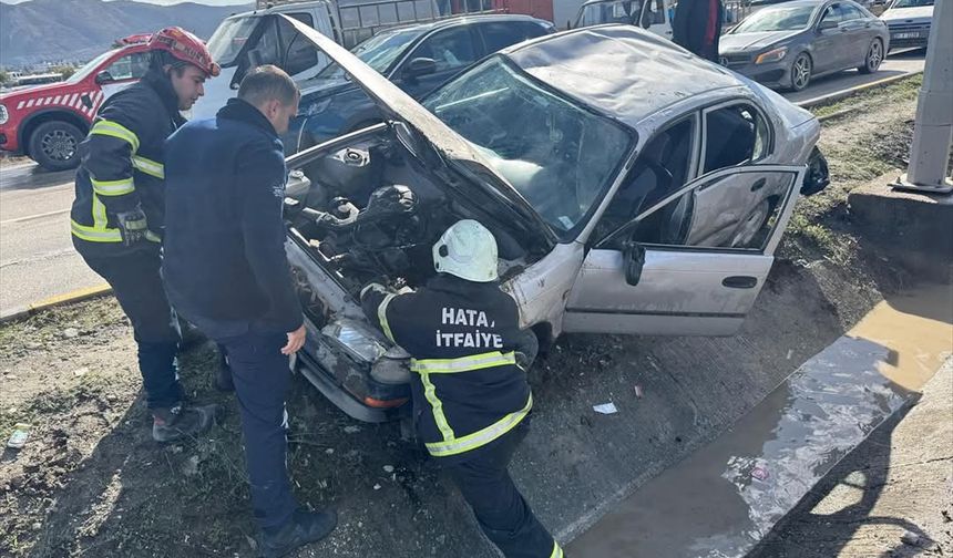 Hatay'da refüje çarpan otomobildeki 6 kişi yaralandı