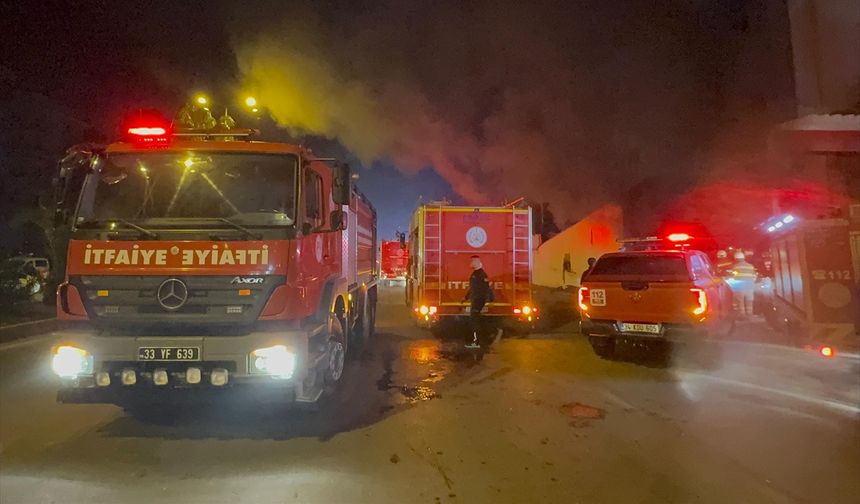 Mersin'de tekstil fabrikasında çıkan yangına müdahale ediliyor