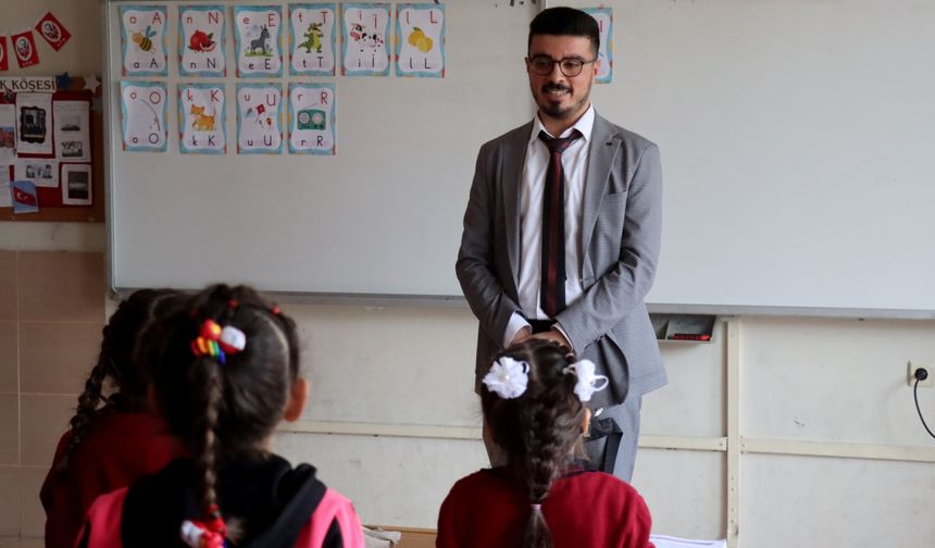 Sol gözünü kaybettiği depremin zorluklarını öğrencilerinin sevgisiyle aştı