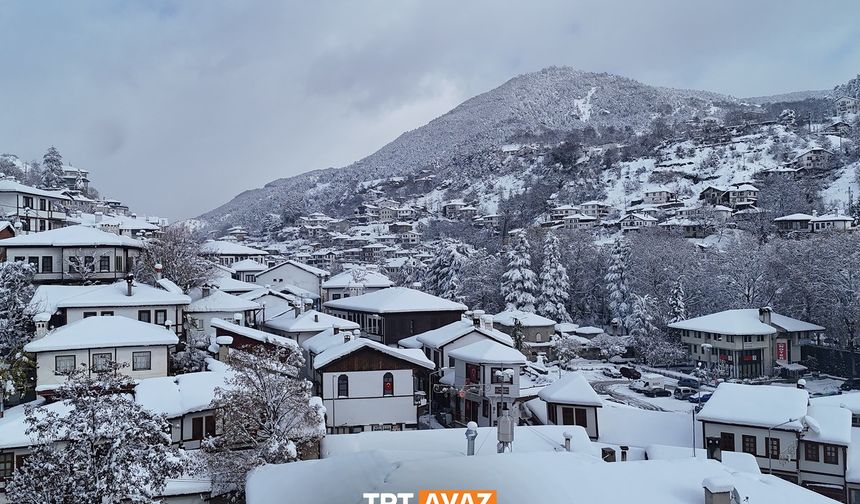 Bolu'nun Tarihi İlçesi Göynük, Beyaz Örtüye Büründü