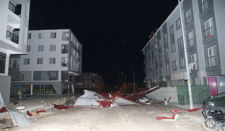 Hatay'da şiddetli rüzgar bir sitedeki binaların çatılarını uçurdu