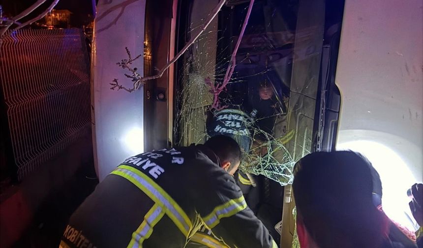 Burdur'da devrilen hurda demir yüklü tırın sürücüsü yaralandı