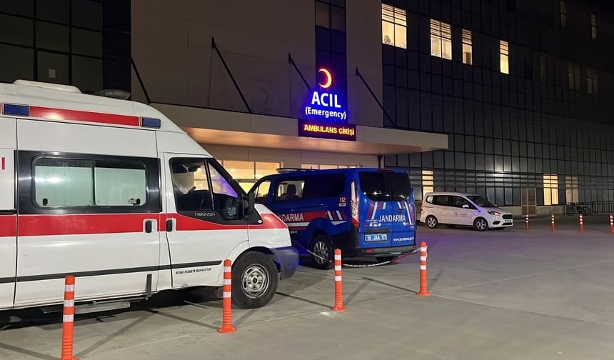 Burdur'da düğünde çıkan bıçaklı kavgada baba ve oğlu yaralandı