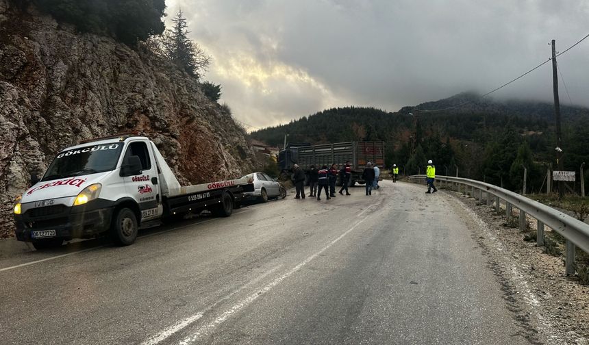 Isparta'da otomobil ile tırın çarpıştığı kazada 3 kişi yaralandı