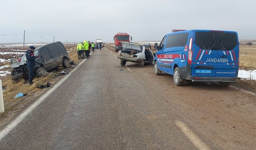 Kahramanmaraş'ta otomobille hafif ticari araç çarpıştı, 1 kişi öldü, 3 kişi yaralandı