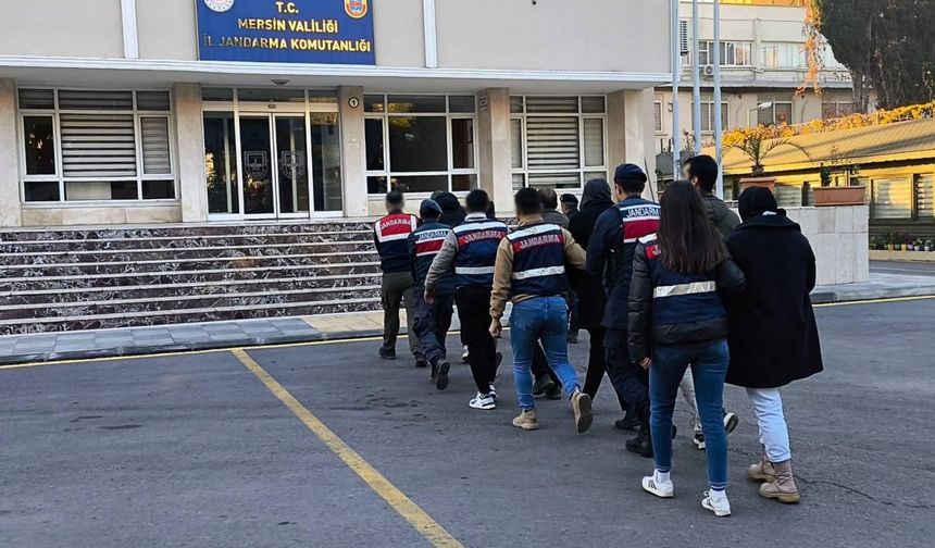 Mersin merkezli DEAŞ operasyonunda yakalanan 7 zanlıdan 6'sı tutuklandı