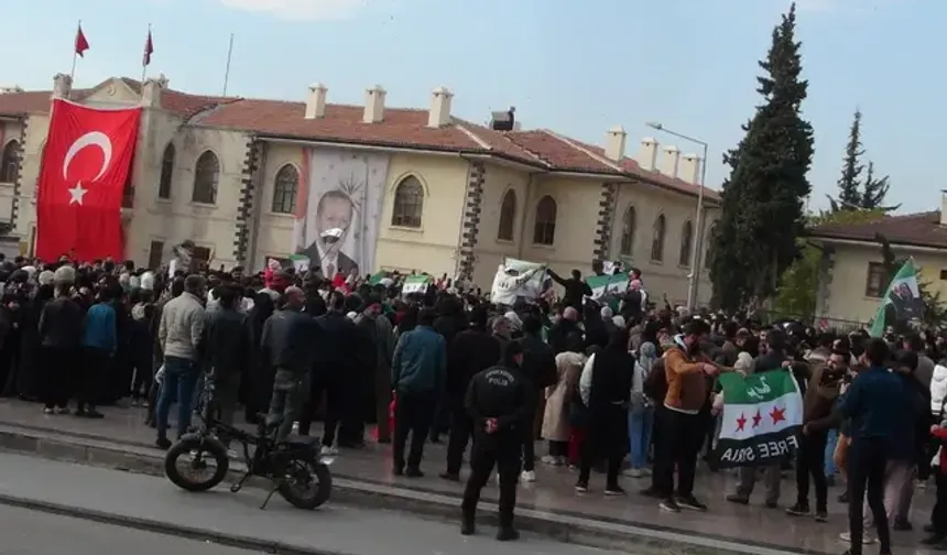 Kilis, Gaziantep, Şanlıurfa, Adıyaman ve Kahramanmaraş'taki Suriyeliler, Baas rejiminin devrilmesini kutluyor