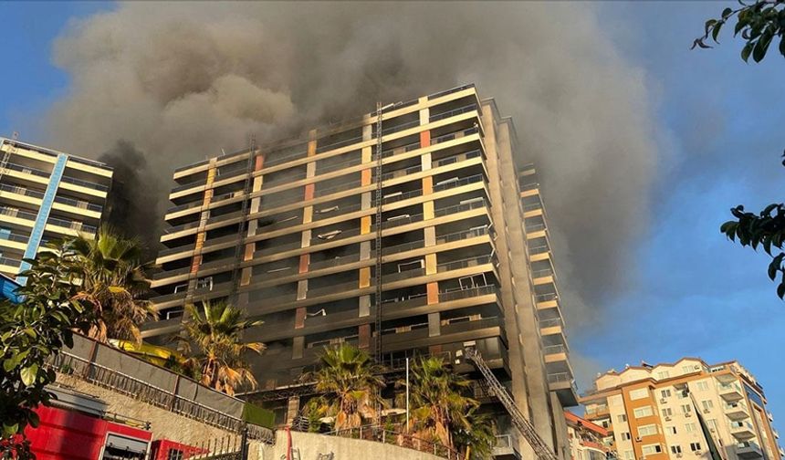 Alanya’da Tadilat Yapılan Otelde Çıkan Yangın Kontrol Altına Alındı