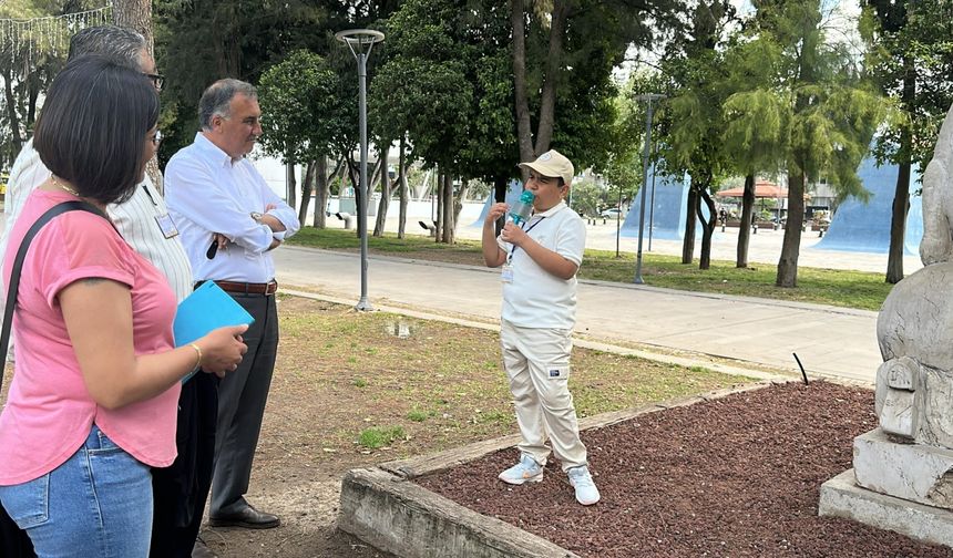 Antalya'da "küçük rehberler" turistlere kentin simgelerini tanıtıyor