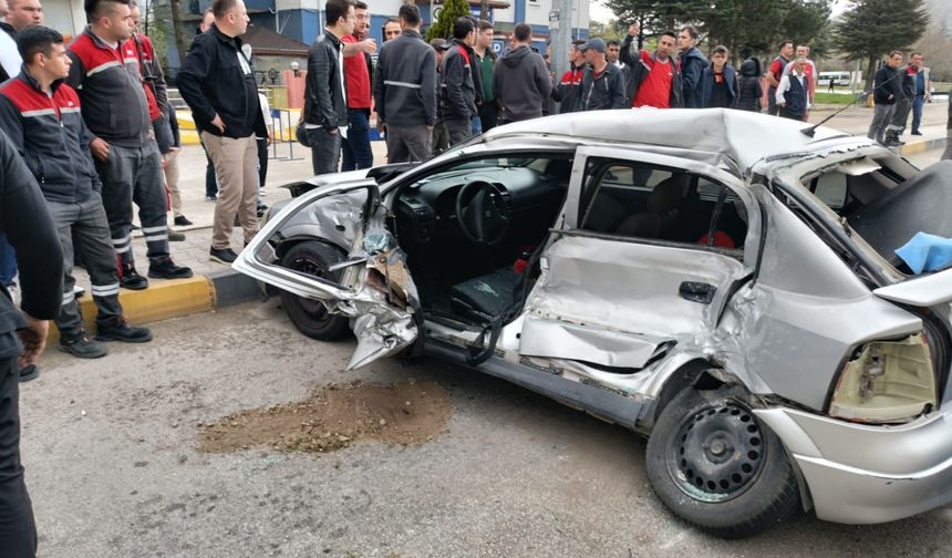 Isparta'da otomobil ve halk otobüsünün çarpıştığı kazada 1 kişi öldü, 3 kişi yaralandı