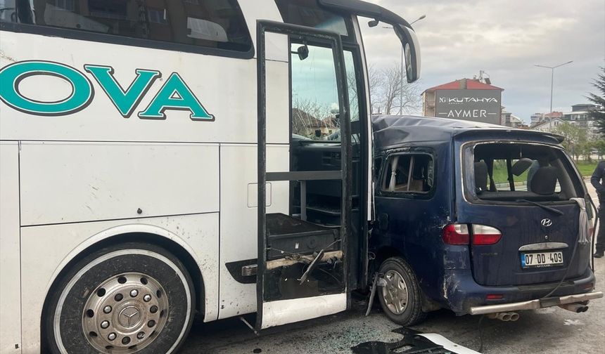 Isparta'da yolcu otobüsüyle hafif ticari aracın çarpıştığı kazada 1 kişi öldü