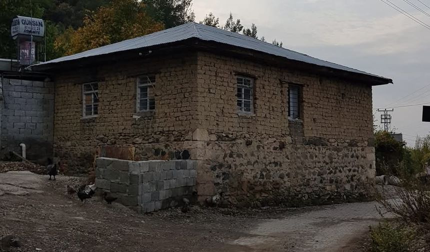 Osmaniye Karacalar’da Zamanı Durduran Kerpiç Ev