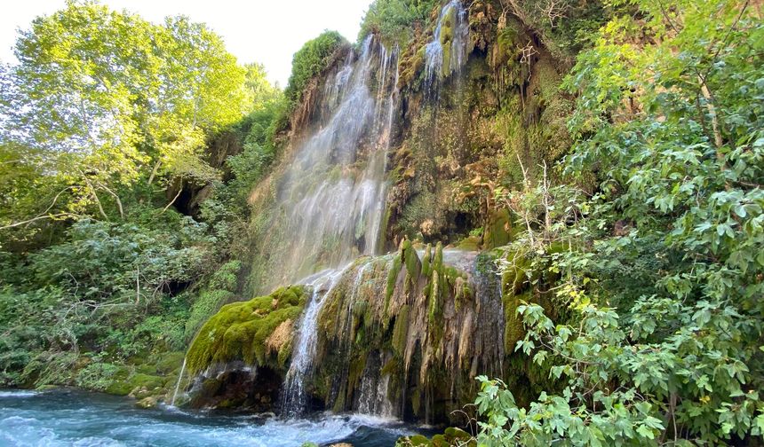 Adana’nın Doğal Mucizesi Aladağ Küp Şelalesi Doğaseverleri Büyülüyor