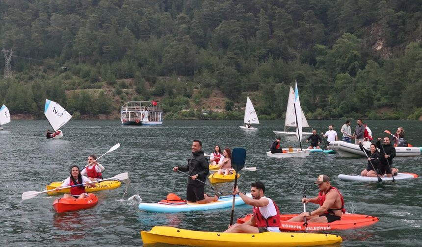 Burdur'da düzenlenen DoğaFest, yürüyüş ve su sporlarıyla başladı