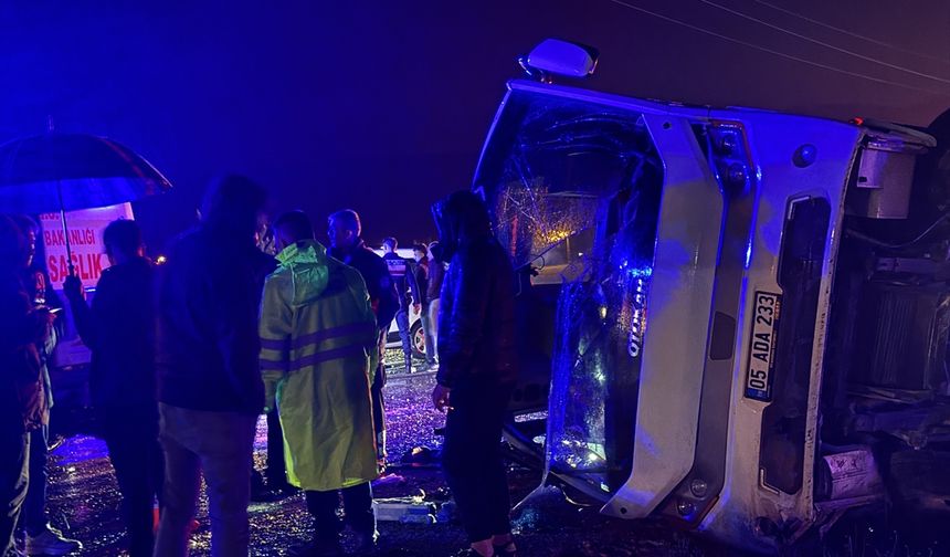 Kahramanmaraş'ta düzensiz göçmenleri taşıyan minibüs devrildi, 1 kişi ölü, 22 kişi yaralandı