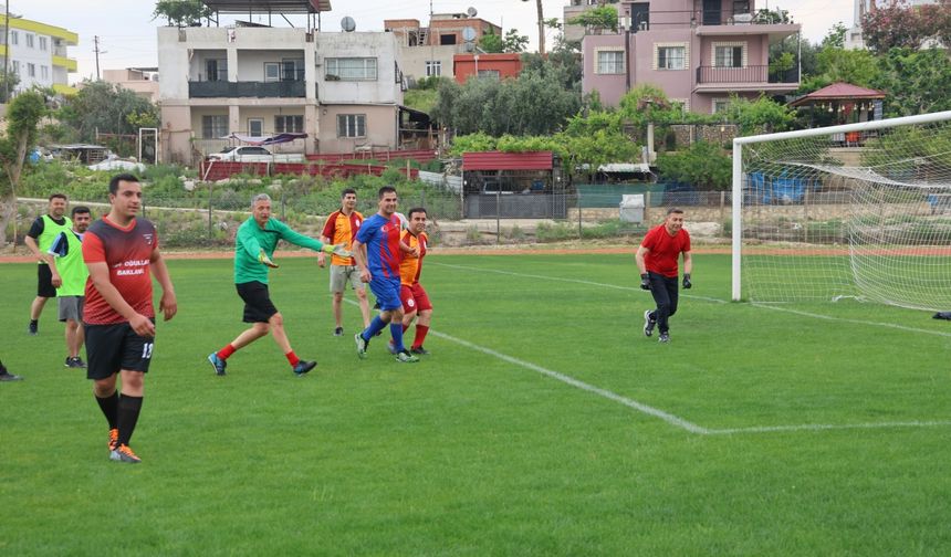 Karaisalı'da ilçe protokolü futbol maçı yaptı