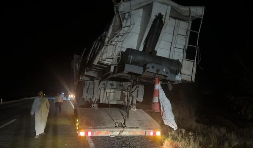 Şanlıurfa’da Tır Kazası  Buğdaylar Yola Saçıldı