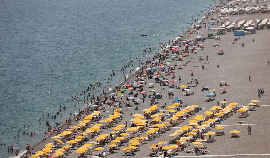 Antalya'da sahillerde bayram yoğunluğu yaşanıyor