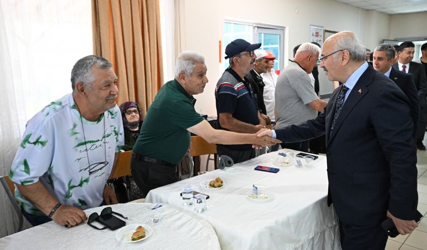 Adana Valisi Yavuz Selim Köşger huzurevi sakinlerini ziyaret etti