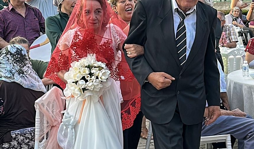 Adana'da huzurevinde tanışan çift evlendi
