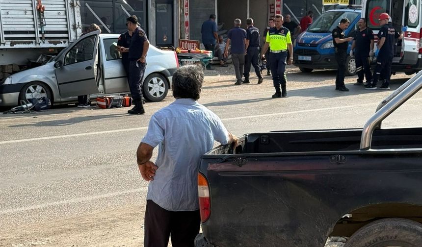 Adana'da tıra arkadan çarpan otomobildeki 1 kişi öldü, 1 kişi yaralandı