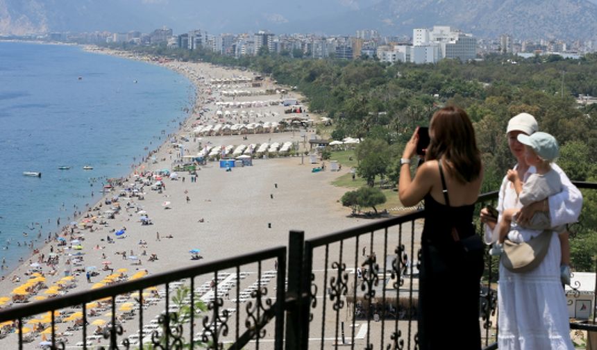 Antalya sahillerinde arife günü yoğunluğu yaşanıyor
