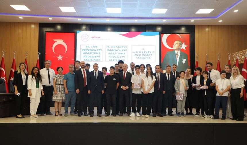 Antalya'da bilim ve teknoloji alanında başarı elde eden öğrenciler ödüllendirildi