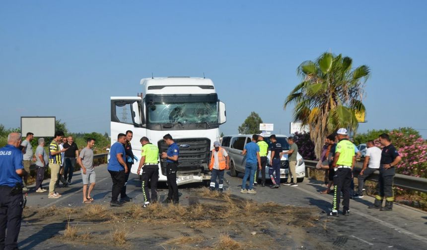 Antalya'da zincirleme kazada 4 kişi yaralandı