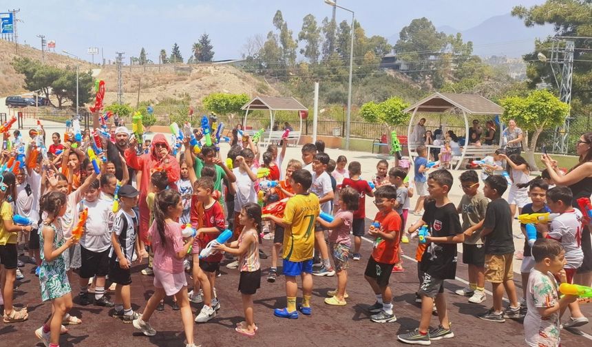 Belen'de ilkokul öğrencileri "su savaşı" yaptı